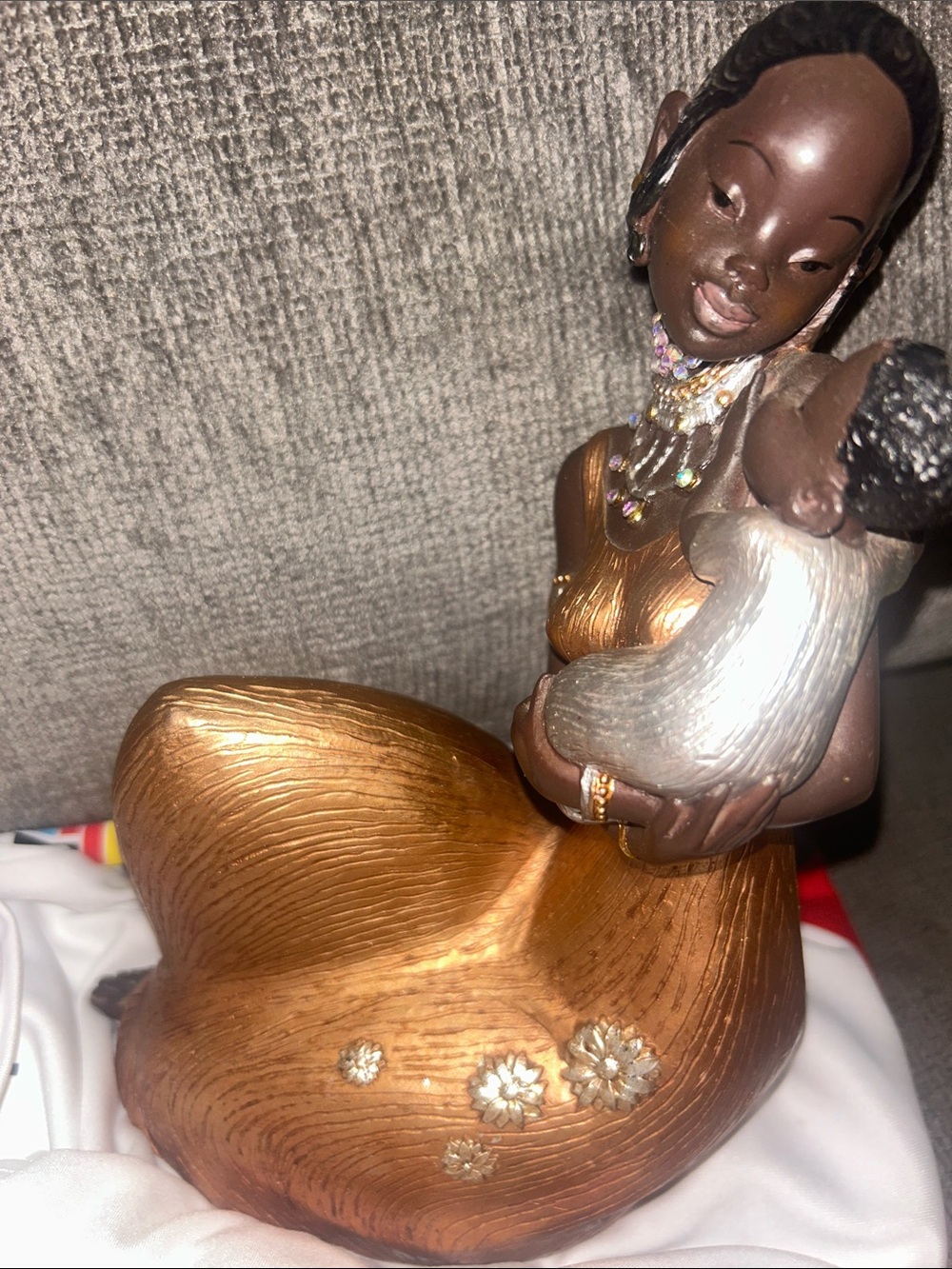 Mother and child statue, beautiful African culture statue around 9 inches
